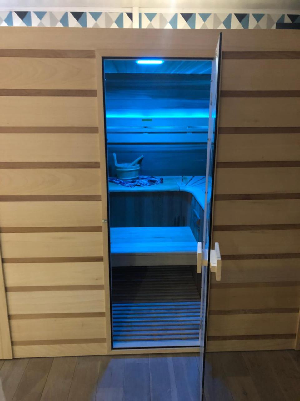 Spabyelleetlui Spa Rouge Ou Bleu Mouscron Kültér fotó